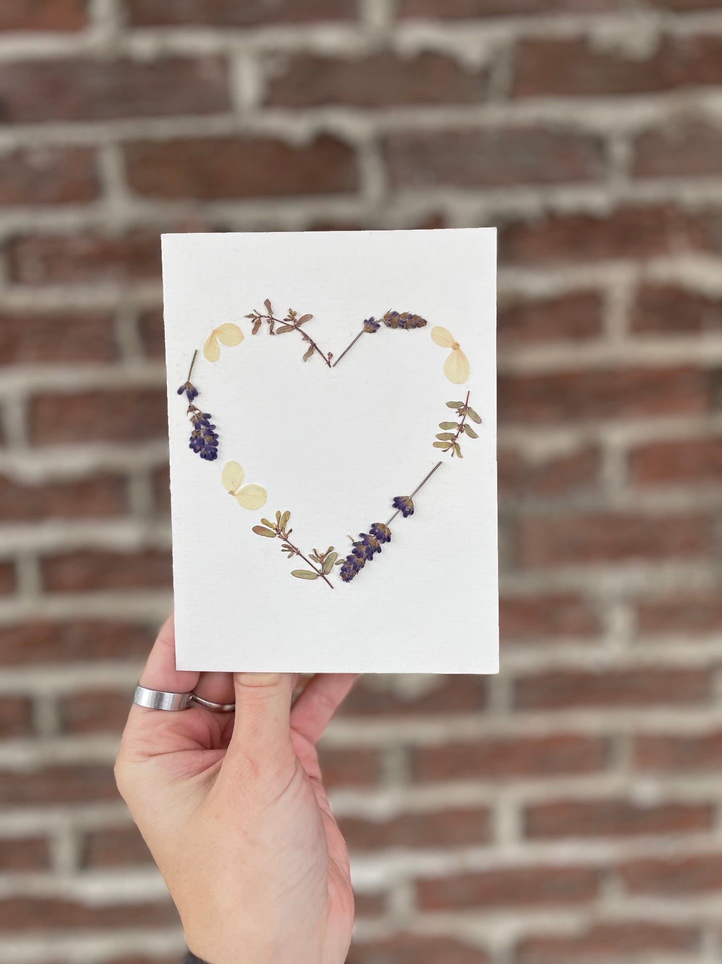 “Coeur en Lavande” - Carte de Fleurs Pressées