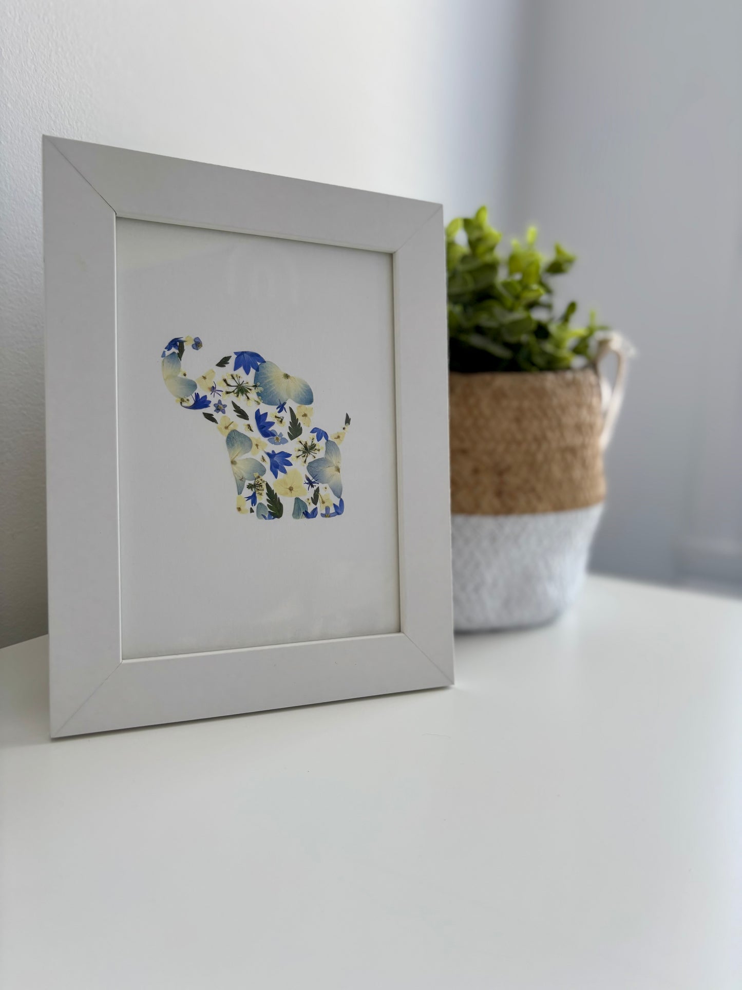 Cadre de Fleurs Pressées - Éléphanteau Bleu